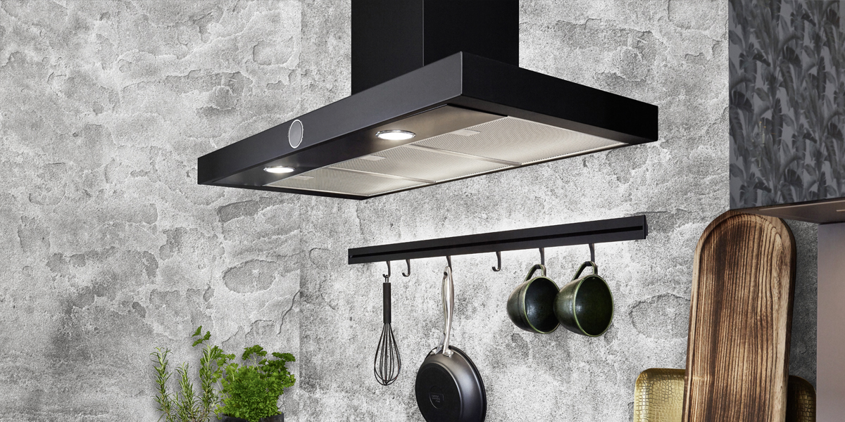 Design-fans kiezen voor mooie lampenkappen, terwijl langere hobbykoks houden van een schuin geplaatst afzuigvlak meer ruimte rond hun hoofd. Of u kiest voor een werkbladafzuiging, die de dampen direct aan het fornuis wegzuigt. Ongeacht welke keuze u maakt, alle afzuigkappen zorgen dankzij hun innovatieve techniek voor een optimaal klimaat in uw keuken. Nooit meer dikke dampen!     
