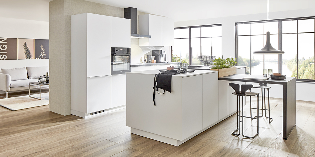 En daar hoort u bij. Zo kan het concept van het kookeiland worden samengevat. Deze keukenstijl is bijzonder aantrekkelijk als u de keuken ook als trefpunt ziet.